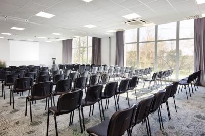 Miniature Location salle Nantes (Loire-Atlantique) - Sure Hotel By Best Western #4 Pâtisserie composée de choux garnis de crème, purée de fruits, meringue et morceaux de fruits sur une assiette.