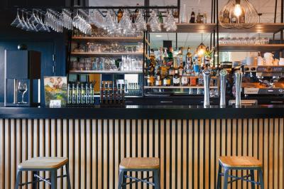 Miniature Location salle Nantes (Loire-Atlantique) - Sure Hotel By Best Western #16 Pâtisserie composée de choux garnis de crème, purée de fruits, meringue et morceaux de fruits sur une assiette.