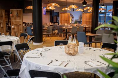 Miniature Location salle Nantes (Loire-Atlantique) - Sure Hotel By Best Western #23 Pâtisserie composée de choux garnis de crème, purée de fruits, meringue et morceaux de fruits sur une assiette.