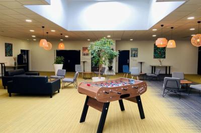 Miniature Location salle Nantes (Loire-Atlantique) - Sure Hotel By Best Western #8 Pâtisserie composée de choux garnis de crème, purée de fruits, meringue et morceaux de fruits sur une assiette.