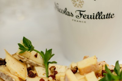 Plusieurs Citroën 2CV colorées alignées sur un parking ensoleillé.