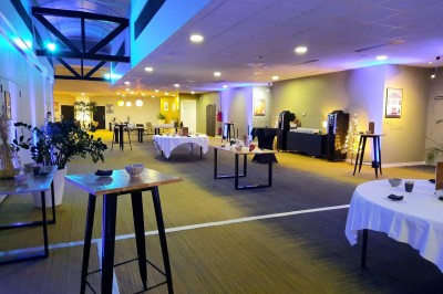 Plusieurs Citroën 2CV colorées alignées sur un parking ensoleillé.