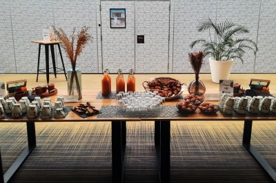 Plusieurs Citroën 2CV colorées alignées sur un parking ensoleillé.