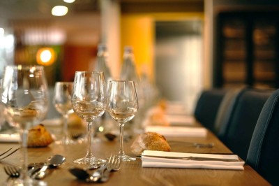 Plusieurs Citroën 2CV colorées alignées sur un parking ensoleillé.