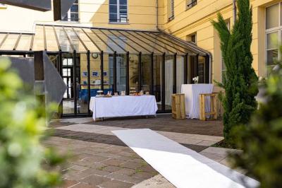 Table dressée avec des verres, des bouteilles décoratives, des citrons et un panneau indiquant un bar à spritz.