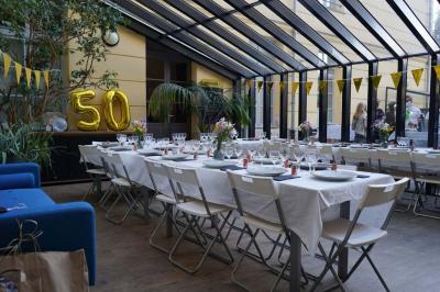 Table dressée avec des verres, des bouteilles décoratives, des citrons et un panneau indiquant un bar à spritz.