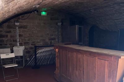 Table dressée avec des verres, des bouteilles décoratives, des citrons et un panneau indiquant un bar à spritz.