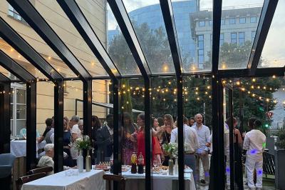Table dressée avec des verres, des bouteilles décoratives, des citrons et un panneau indiquant un bar à spritz.