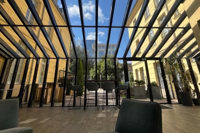 Table dressée avec des verres, bouteilles décoratives, une rose blanche et des citrons, devant un panneau ’Bar’.