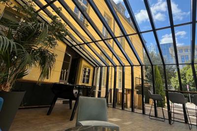 Table dressée avec des verres, bouteilles décoratives, une rose blanche et des citrons, devant un panneau ’Bar’.