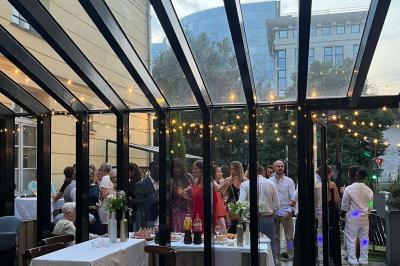 Table dressée avec des verres, bouteilles décoratives, une rose blanche et des citrons, devant un panneau ’Bar’.