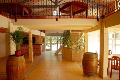 Allée pavée éclairée par des guirlandes lumineuses, menant à une pergola blanche dans un jardin nocturne.