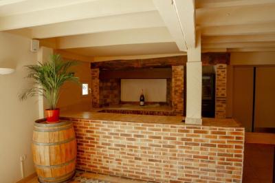 Allée pavée éclairée par des guirlandes lumineuses, menant à une pergola blanche dans un jardin nocturne.