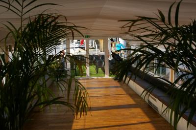 Trois cuisiniers préparent des plats dans une cuisine professionnelle équipée, avec des assiettes déjà dressées au premier…