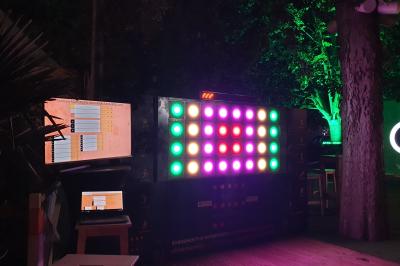 Miniature Mur interactif sur le Burdigala II Mur interactif lumineux avec chronomètre, accessoires de sport et équilibre disposés sur deux tables bleues au premier plan.