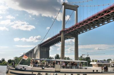 Bateau naviguant sur un fleuve devant un bâtiment historique avec une architecture classique.