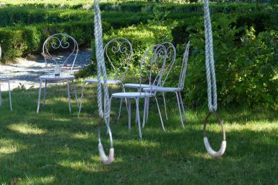 Un couple en tenue de mariage se tient devant un officiant dans un décor festif avec sapins et guirlandes lumineuses.