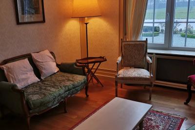 Un couple en tenue de mariage se tient devant un officiant dans un décor festif avec sapins et guirlandes lumineuses.