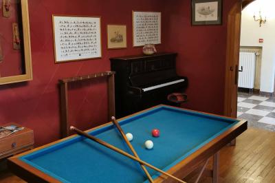 Un couple en tenue de mariage se tient devant un officiant dans un décor festif avec sapins et guirlandes lumineuses.