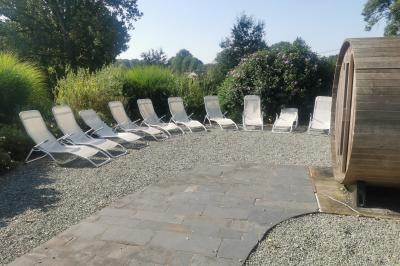 Un couple en tenue de mariage se tient devant un officiant dans un décor festif avec sapins et guirlandes lumineuses.