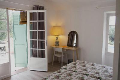 Salle de bain moderne avec lavabo, miroir éclairé, meuble de rangement et douche à paroi vitrée.