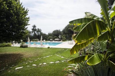 Salle de bain moderne avec lavabo, miroir éclairé, meuble de rangement et douche à paroi vitrée.