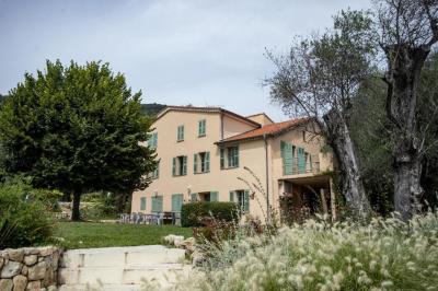 Salle de bain moderne avec lavabo, miroir éclairé, meuble de rangement et douche à paroi vitrée.