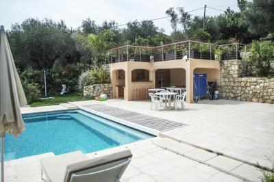 Salle de bain moderne avec lavabo, miroir éclairé, meuble de rangement et douche à paroi vitrée.