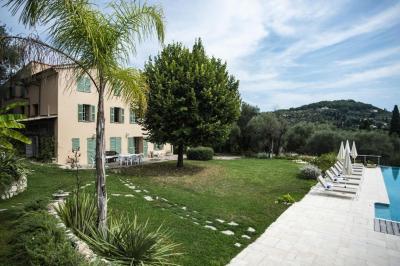 Salle de bain moderne avec lavabo, miroir éclairé, meuble de rangement et douche à paroi vitrée.