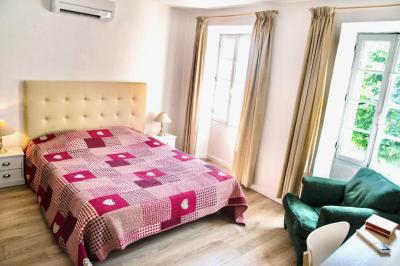 Salle de bain moderne avec lavabo, miroir éclairé, meuble de rangement et douche à paroi vitrée.