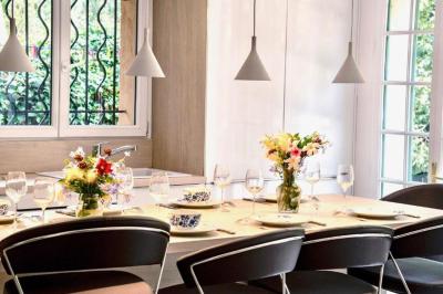 Salle de bain moderne avec lavabo, miroir éclairé, meuble de rangement et douche à paroi vitrée.