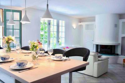Salle de bain moderne avec lavabo, miroir éclairé, meuble de rangement et douche à paroi vitrée.