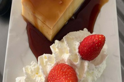 Assiette garnie d'un jarret d'agneau, légumes, pommes de terre rôties, sur une table dressée avec boissons et décorations.