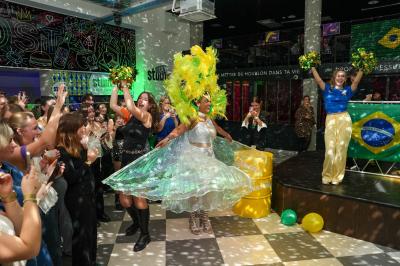 Lavabo moderne avec miroir, distributeur de savon mural et carrelage beige dans une salle de bain.