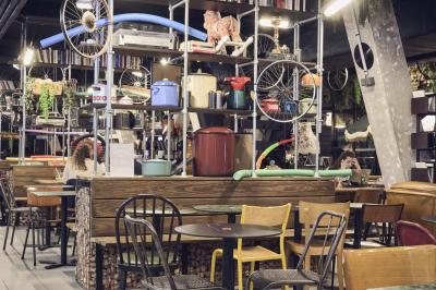 Lavabo moderne avec miroir, distributeur de savon mural et carrelage beige dans une salle de bain.