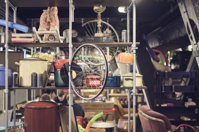Lavabo moderne avec miroir, distributeur de savon mural et carrelage beige dans une salle de bain.