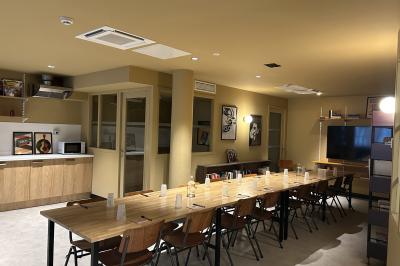 Lits superposés en bois avec rideaux jaunes dans une chambre lumineuse, échelle et fenêtres sur le côté.