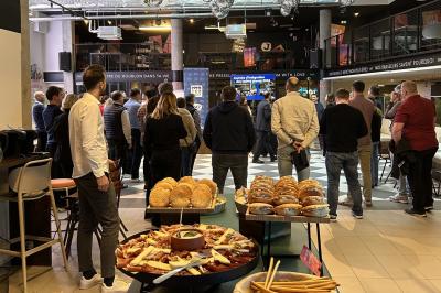 Lits superposés en bois avec rideaux jaunes dans une chambre lumineuse, échelle et fenêtres sur le côté.