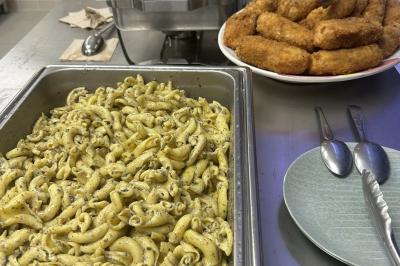 Lits superposés en bois avec rideaux jaunes dans une chambre lumineuse, échelle et fenêtres sur le côté.