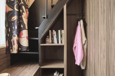 Lits superposés en bois avec rideaux jaunes dans une chambre lumineuse, échelle et fenêtres sur le côté.