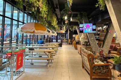 Lits superposés en bois avec rideaux jaunes dans une chambre lumineuse, échelle et fenêtres sur le côté.