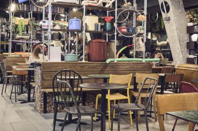 Lits superposés en bois avec rideaux jaunes dans une chambre lumineuse, échelle et fenêtres sur le côté.