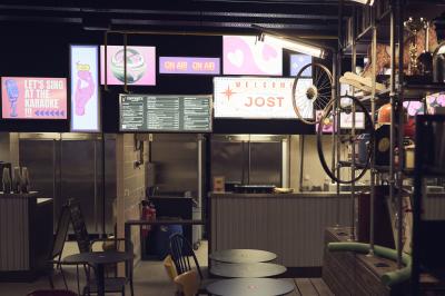 Lits superposés en bois avec rideaux jaunes dans une chambre lumineuse, échelle et fenêtres sur le côté.