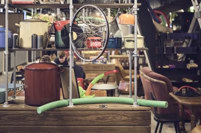 Lits superposés en bois avec rideaux jaunes dans une chambre lumineuse, échelle et fenêtres sur le côté.