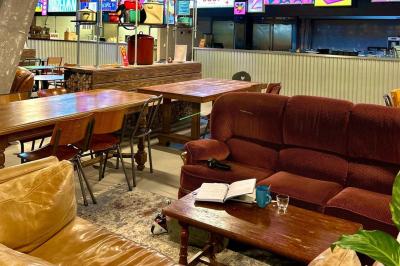 Lits superposés en bois avec rideaux jaunes dans une chambre lumineuse, échelle et fenêtres sur le côté.