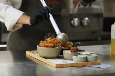 Lits superposés en bois avec rideaux jaunes dans une chambre lumineuse, échelle et fenêtres sur le côté.