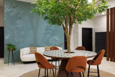 Deux lavabos blancs avec robinets modernes sur un plan noir, devant un mur carrelé à motifs géométriques.