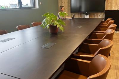 Deux lavabos blancs avec robinets modernes sur un plan noir, devant un mur carrelé à motifs géométriques.