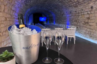 Miniature Location salle Châlons-en-Champagne (Marne) - Champagne Louis Balincourt #7 Rayonnages de bouteilles de champagne et de vin exposés dans une boutique avec une enseigne ’Louis Balincourt’.