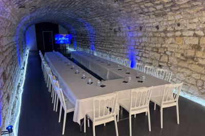 Miniature Location salle Châlons-en-Champagne (Marne) - Champagne Louis Balincourt #8 Rayonnages de bouteilles de champagne et de vin exposés dans une boutique avec une enseigne ’Louis Balincourt’.